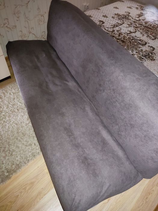 Продам диван новый, с чехлом