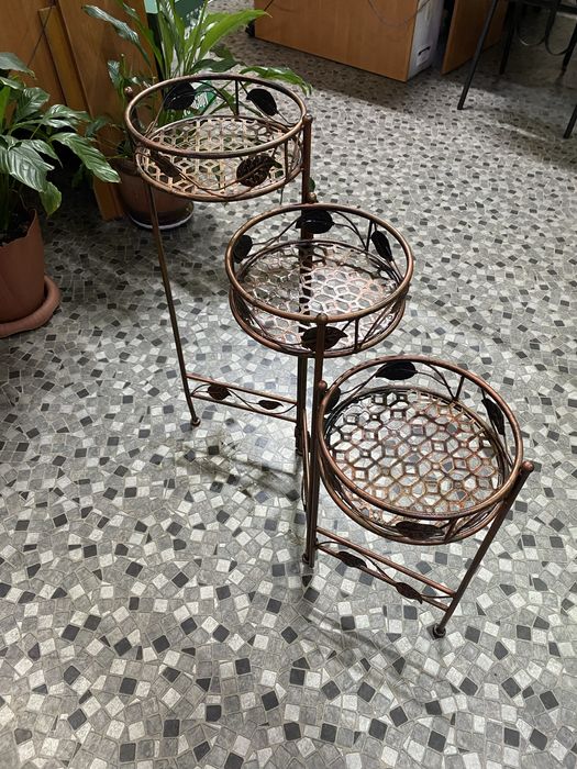 Подставка под цветы металлическая