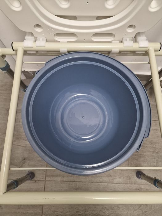 Scaun de toaleta pliabil, inaltime ajustabila, design antiderapant