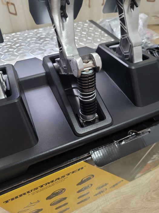 Pedale Thrustmaster T-LCM pentru PlayStation 5, PlayStation 4, Xbox, PC