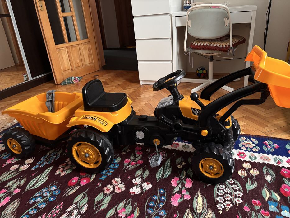 Tractor cu pedale, remorca si cupa