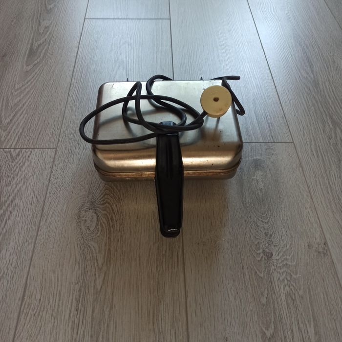 Продам электровафельницу