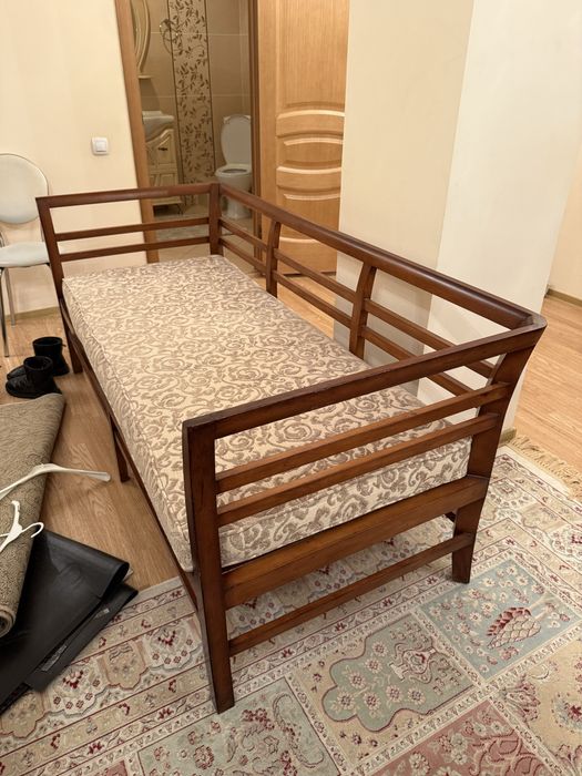 Диван кушетка из массива