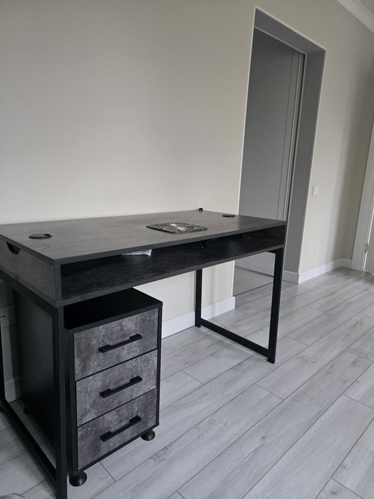 Продаётся  стол для мастеров маникюра