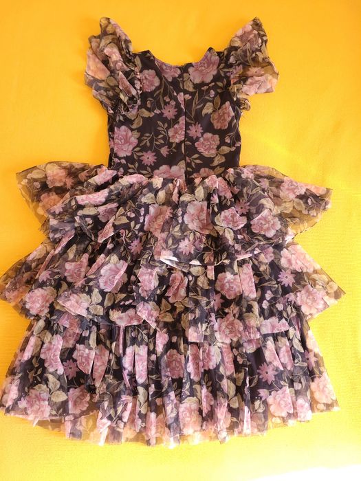 Vand doua rochite marca Waikiki si Smyk