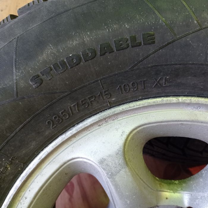 Резина 235/75 r15. Б/у, зимняя