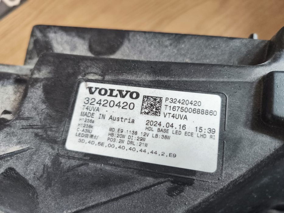 Far Volvo XC 40, C40 model facelift 2023+