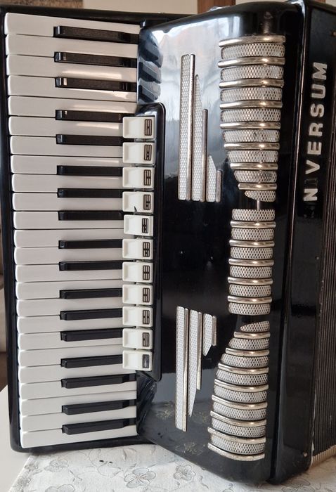 Vând Acordeon Weltmeister Universum Elegance pe 4 voci, 120 Basi.