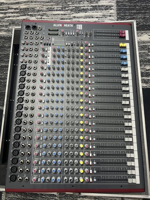 Vand mixer audio  profesional Allen&Heath Zed 22 FX