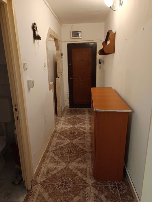 Inchiriez apartament 2 camere la parter zona garii marghita