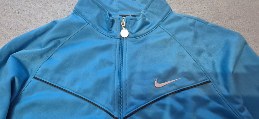 Vând bluza de trening firma nike.