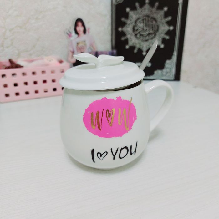 Милая кукла и кружка