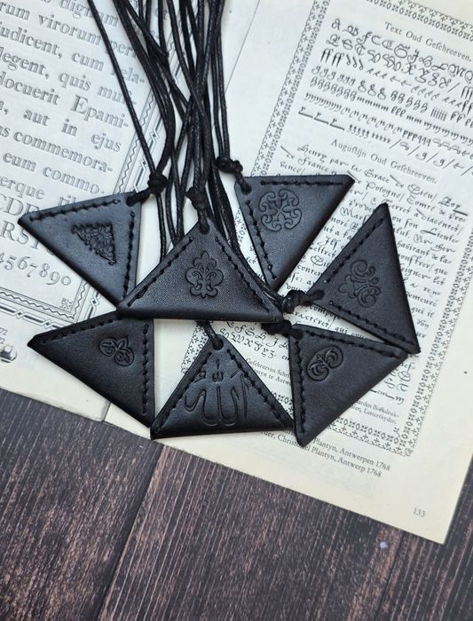 Тумар. Натуральная кожа. Ручная работа.