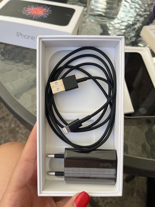 Iphone SE чисто нов
