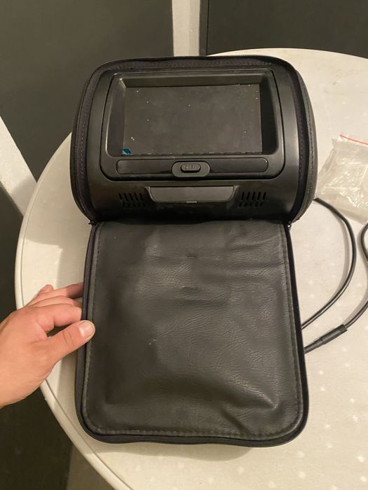 подлгавник с монитор