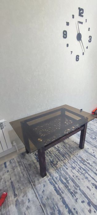 Oshxona stoli. Razmeri: balandligi 65sm, eni 75sm, uzunligi 122sm