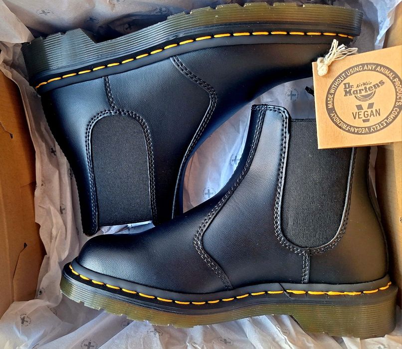 Дамски боти Dr. Martens Vegan 2976 и кецове Converse Platform