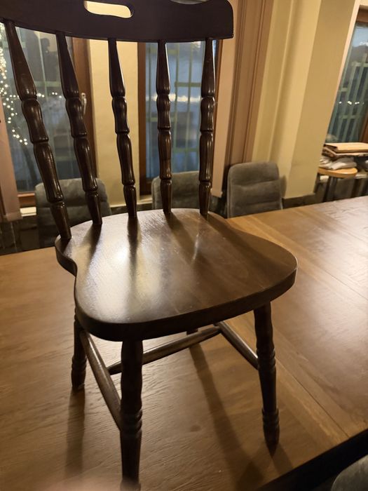 Дъбови масивни столове 16 броя.