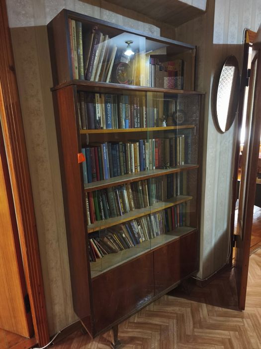 Книжные полки и шкафы.