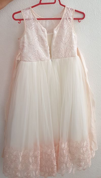 Продам платье нарядное для девочки