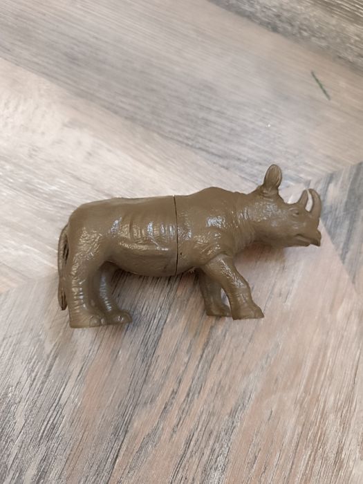 Продам б/у игрушки: фигуры животных