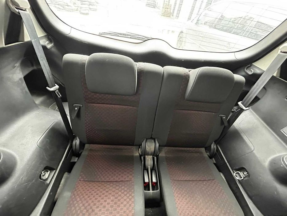 Салон Toyota Verso 2010