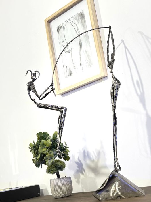 Sculptura Pescar + schita inramata . Otel semnata Razvan Ghita