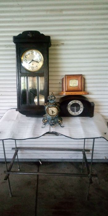 Ceasuri și pendule vechi pentru colecționari sau pentru restaurat