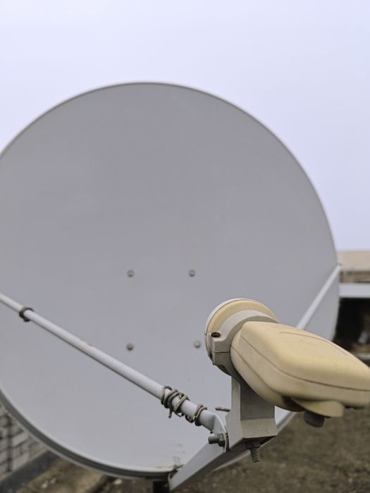 Parabalka sputnik antena. Параболическая спутниковая антенна.