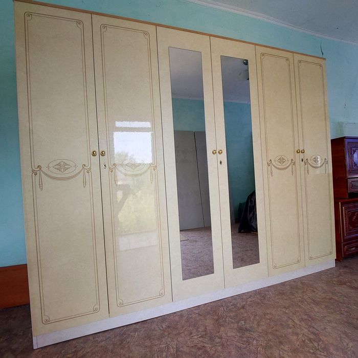 Продам  Шкаф , шифоньер.