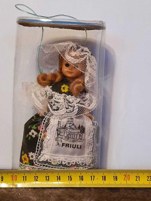 Papusa FRIULI cu ochii din sticla albastra