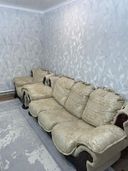 Продам диван  с двумя креслами
