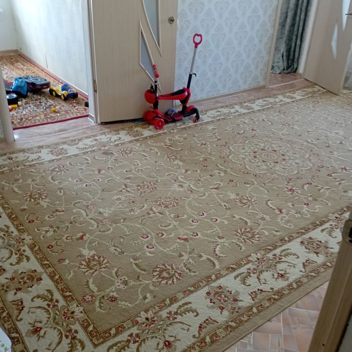 Продам ковер светлого цвета