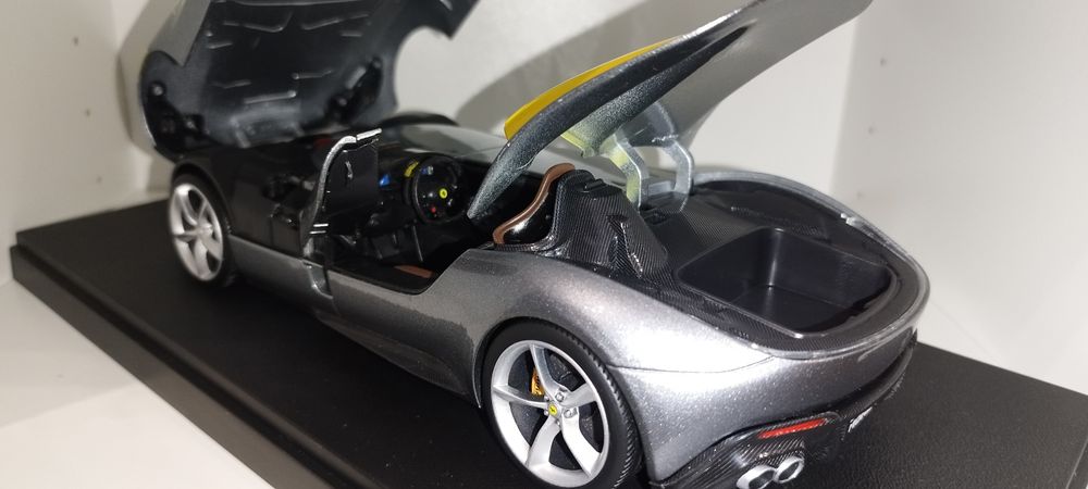 Bburago 1:18 Ferrari Monza SP1 + Дисплей кейс