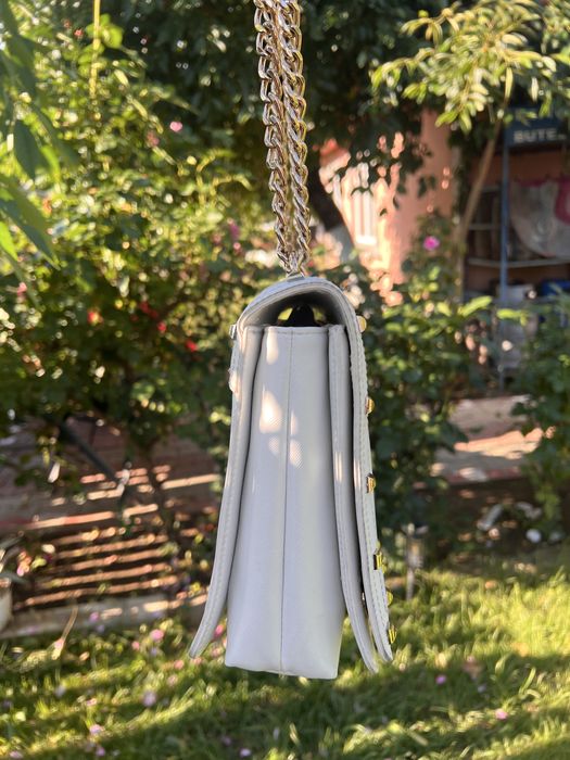 Geantă de umăr Love Moschino Originală – Albă cu detalii aurii și ținte