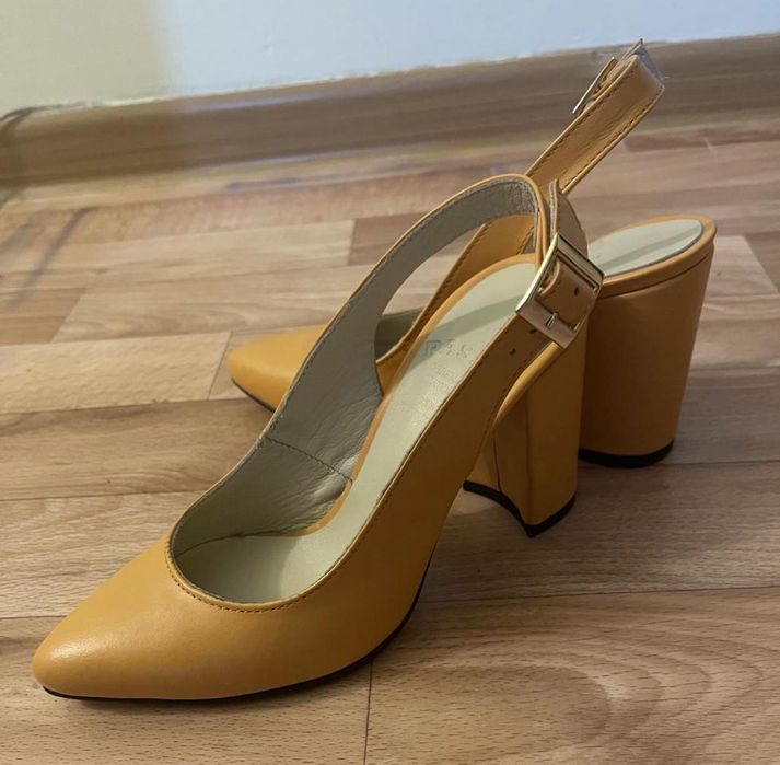 Продам новые кожаные босоножки