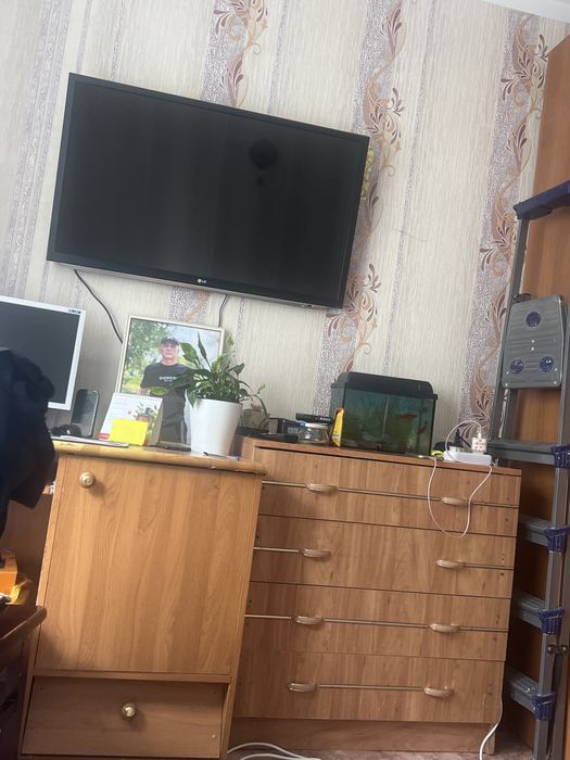 Комод и стол  б/у  срочно