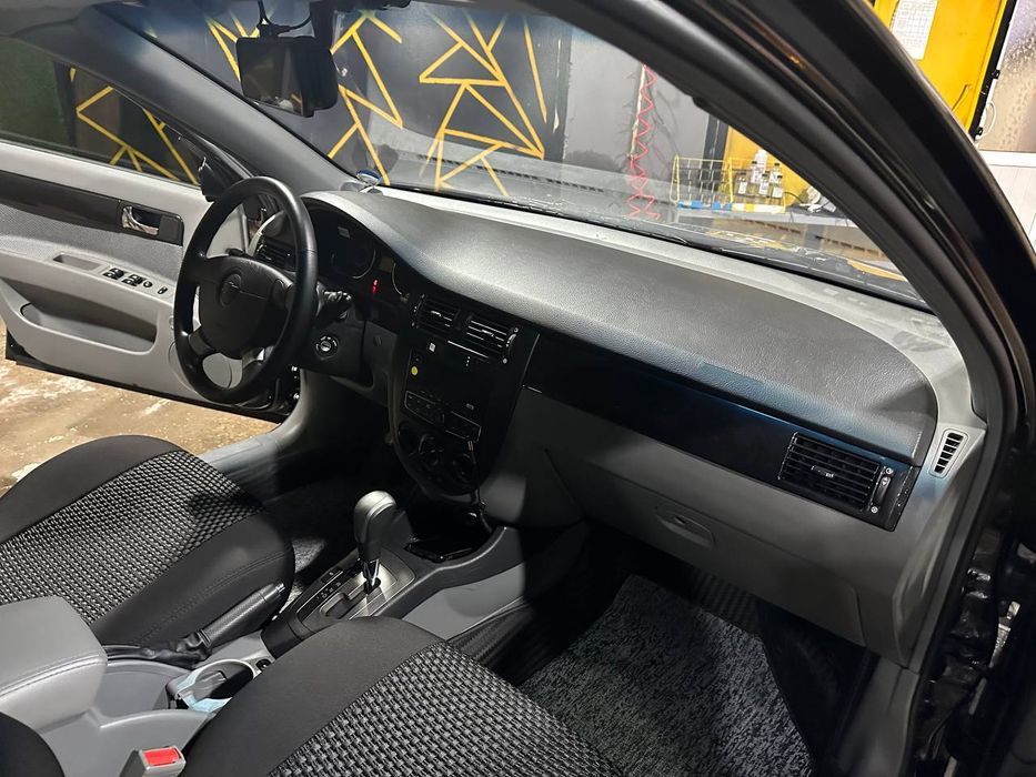 Qora Jentra Chevrolet