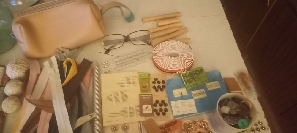 Всё для шитья, термометр ртутный, косметичка, очки, банки