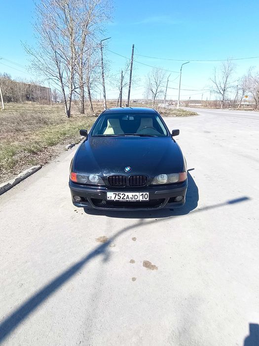 Автомобиль БМВ5 525i