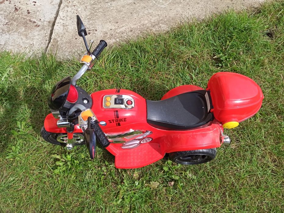 Premergator,  tricicleta și excavator electrice, pian, masa activități