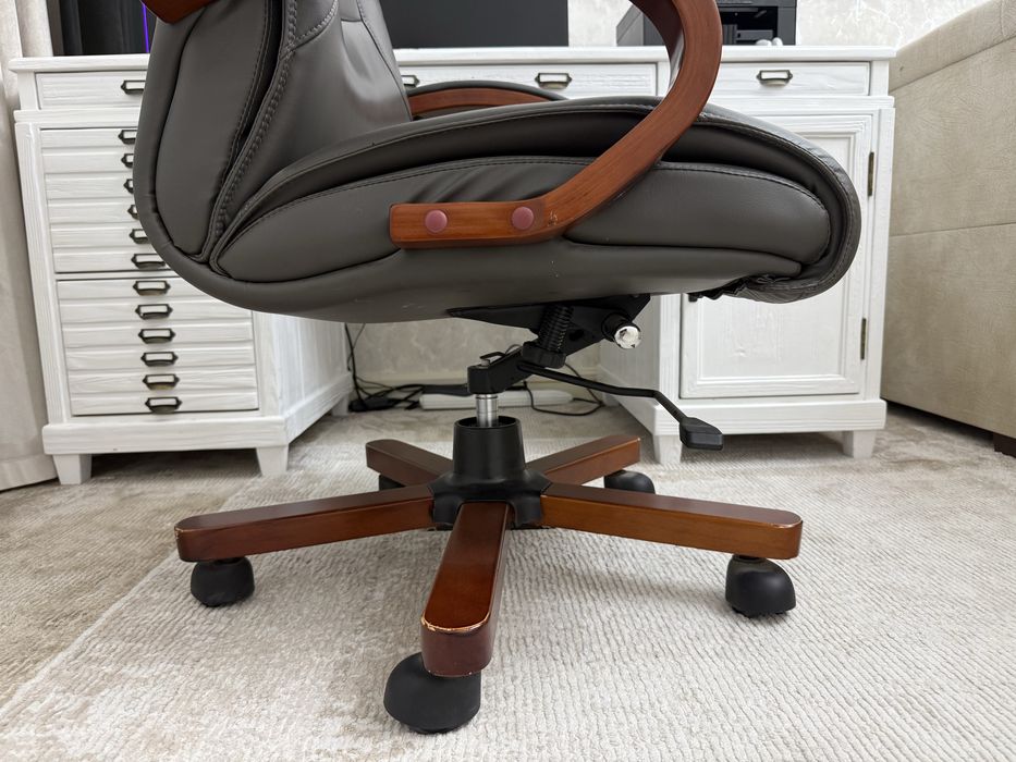 Кожаное кресло офисное