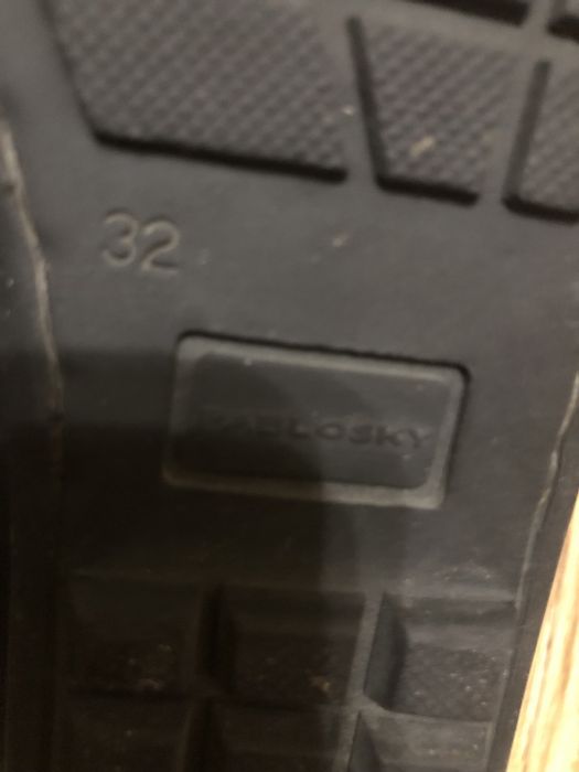 Продаются кроссовки и мокасины.