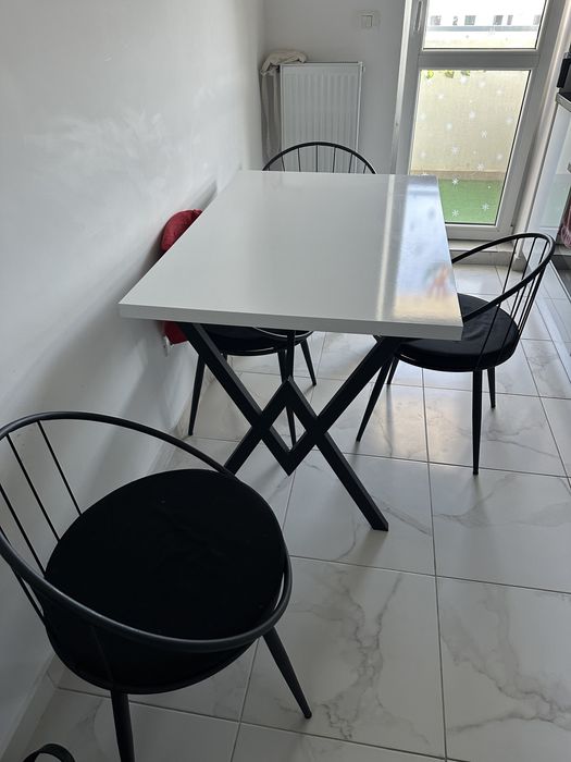 Set deosebit masa + 4 scaune