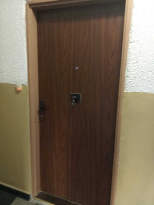 Продавам входна фалцова врата.