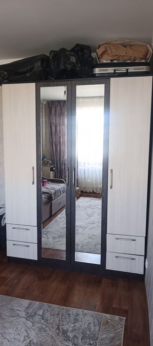 Диван угловой. Длина 4м. Угол 2 м.