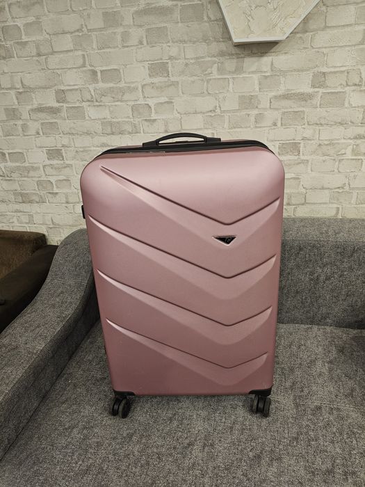 Чемодан дорожный