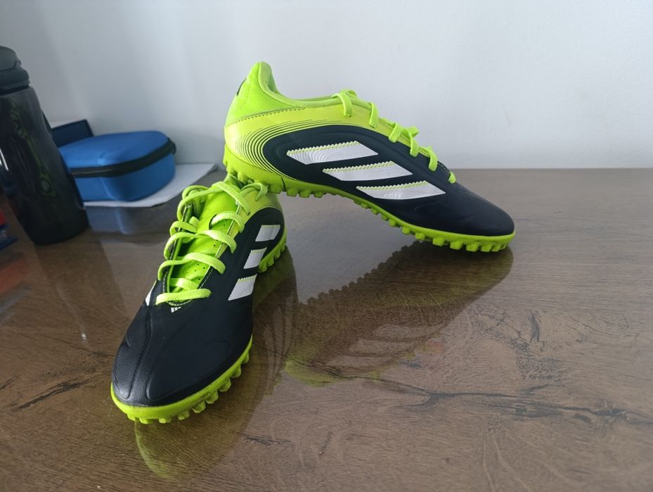 Acestea sunt ghete de fotbal Adidas Copa Pure III Club TF de culoare verde neon și negru.
Mărimea40