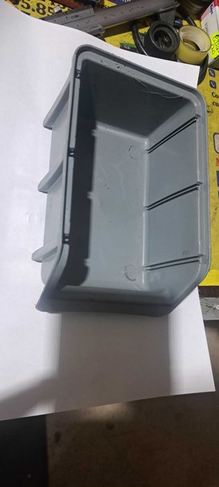 Cutii plastic depozitare Lungime 220 mm Lățime 140 mm Înălțime 120 mm rosii la 8 lei si cele bleo la 10 lei noi
