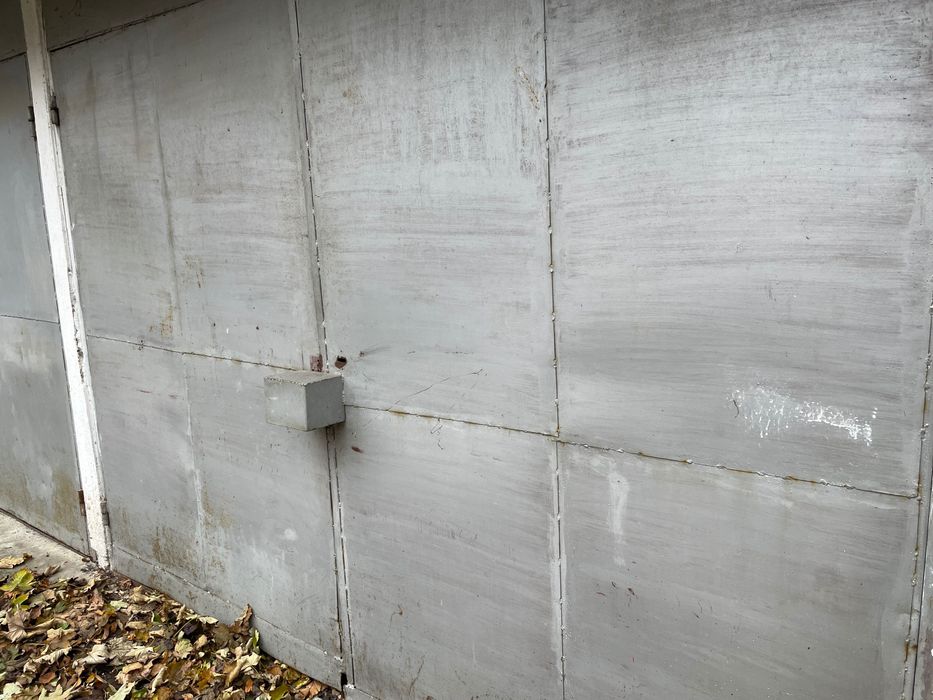 Vând garaj central, zona Dacia (cu spațiu în față pentru a doua mașină